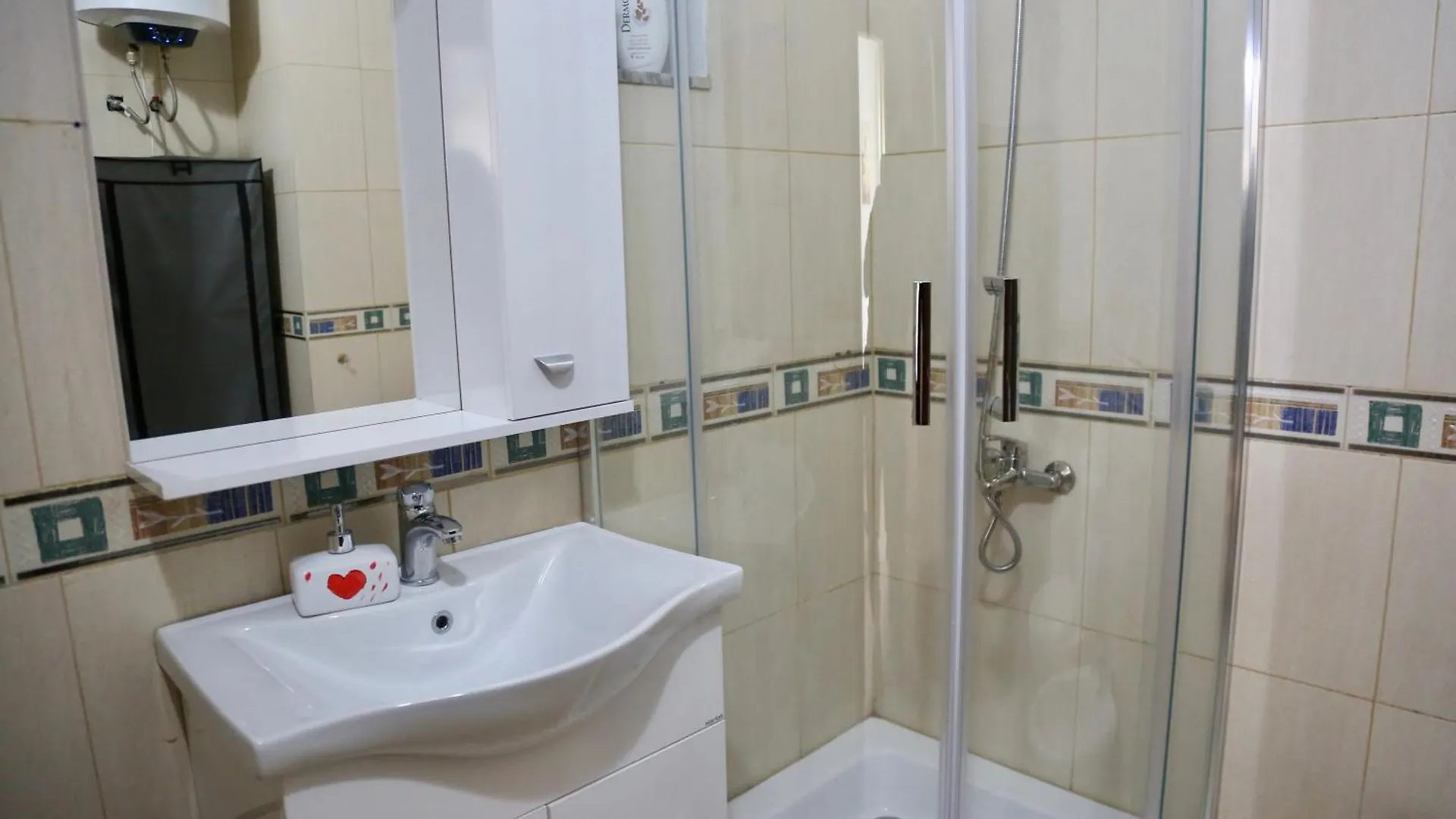 Apartment Stay At An Artist'S Place! Tirana