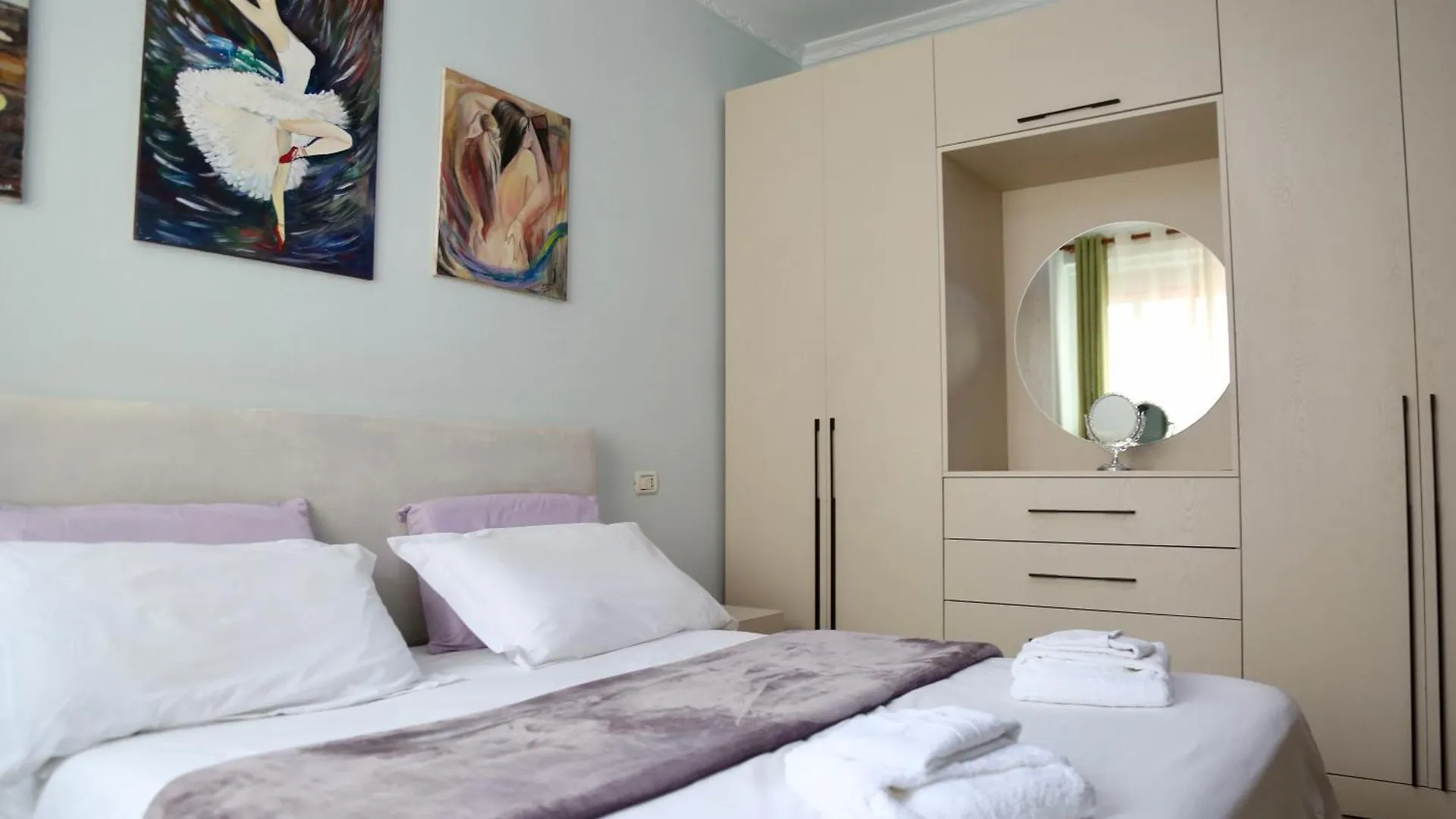 Stay At An Artist'S Place! Tiran 0*,